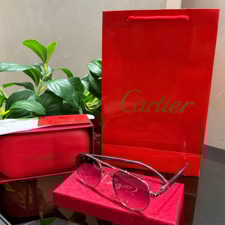 نظارة Cartier مع الملحقات