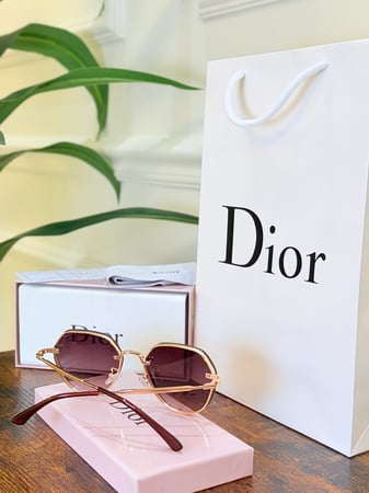 نظارة Dior مع الملحقات