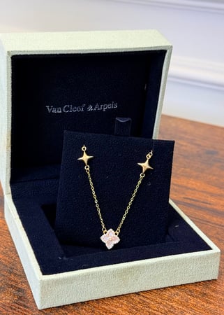 باقة ورد & قلادة فان كليف مع الملحقات