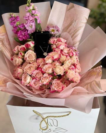 باقة ورد & قلادة فان كليف