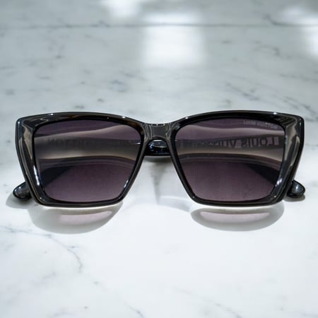 نظارة LV مع الملحقات