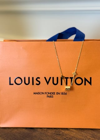 عقد LV تنسيق فخم