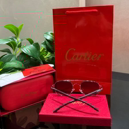 نظارة Cartier مع الملحقات