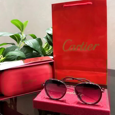 نظارة مع الملحقات