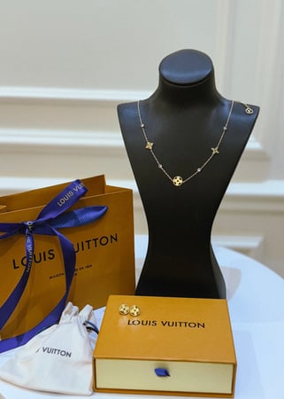 عقد وأقراط LV تنسيق فخم