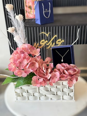 سلة فاخرة & قلادة سواروفسكي مع الملحقات