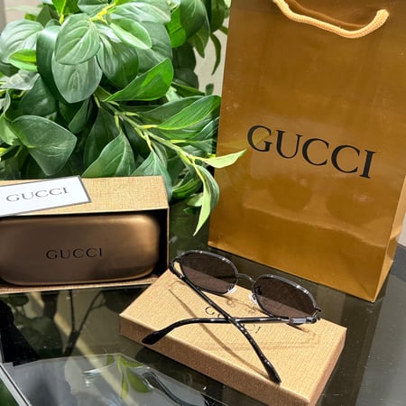 نظارة Gucci مع الملحقات