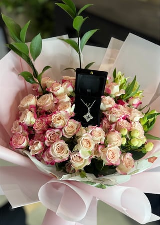 قلادة روبرتو كوين & باقة ورد