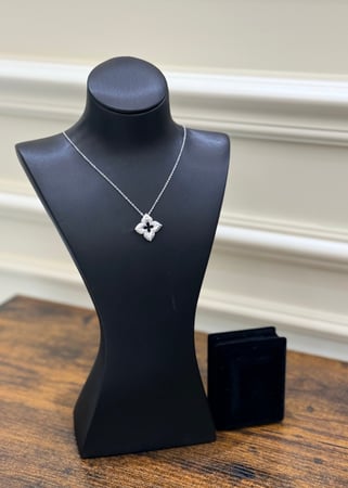 قلادة روبرتو كوين & باقة ورد