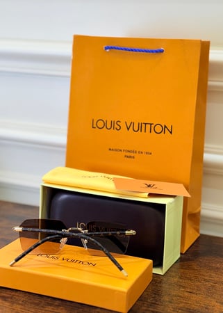 نظارات مع الملحقات