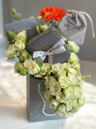 عقد  ميسيكا مع تنسيق الورد