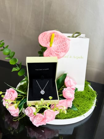 قلادة فان كليف & تنسيق فخم