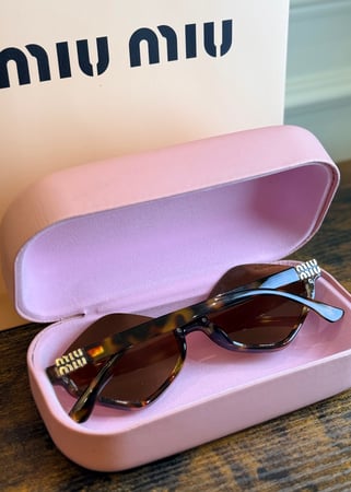نظارة Miu Miu مع الملحقات