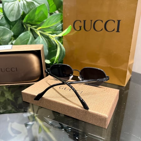 نظارة Gucci مع الملحقات