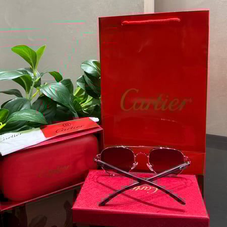 نظارة Cartier مع الملحقات