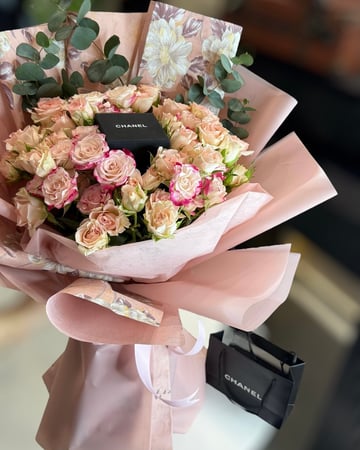 باقة ورد & قلادة شانيل