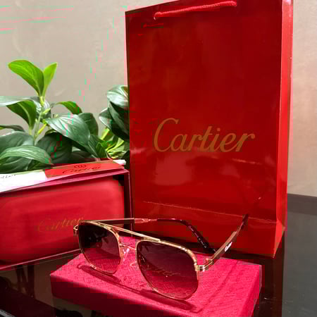 نظارة Cartier مع الملحقات