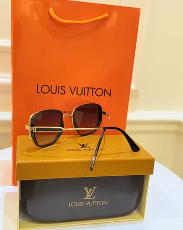 نظارة LV مع الملحقات