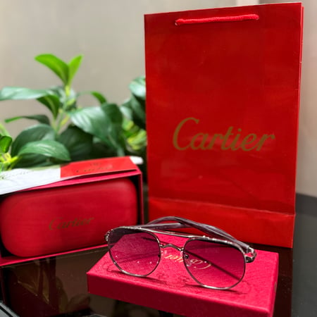 نظارة Cartier مع الملحقات
