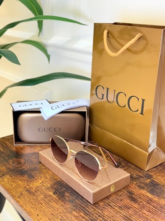 نظارة Gucci مع الملحقات