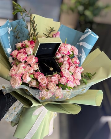 باقة ورد & قلادة فان كليف مع الملحقات