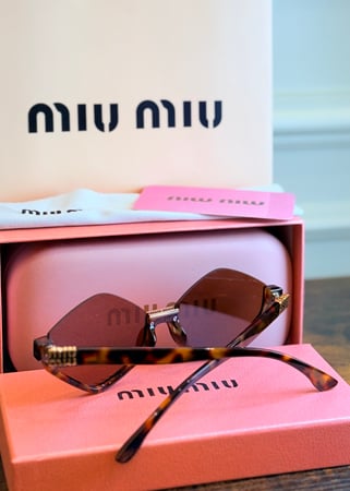 نظارة Miu Miu مع الملحقات