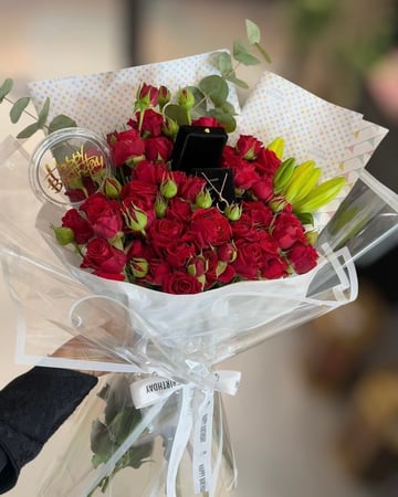 باقة عيد ميلاد فخمة & قلادة كارتير