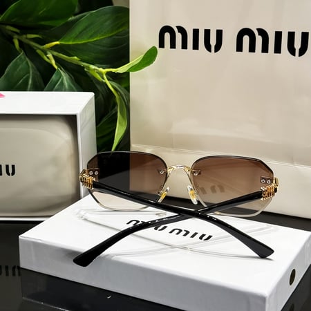 نظارة Miu Miu مع الملحقات