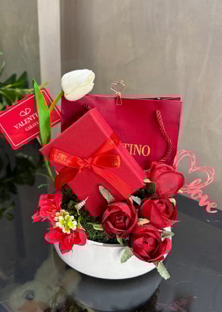 عقد وأقراط ڤالنتينو &تنسيق فخم