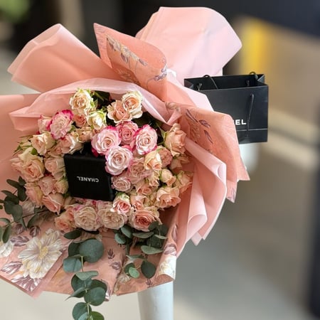 باقة ورد & قلادة شانيل