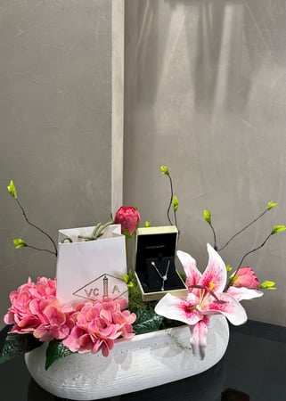 قلادة فان كليف تنسيق فخم