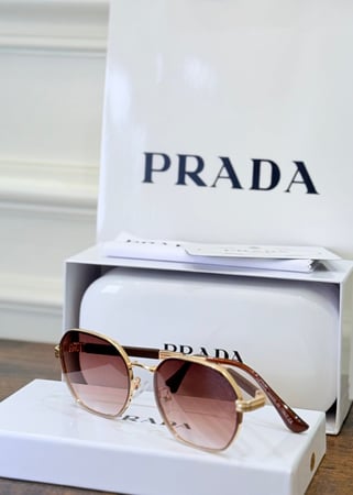 نظارة PRADA مع الملحقات