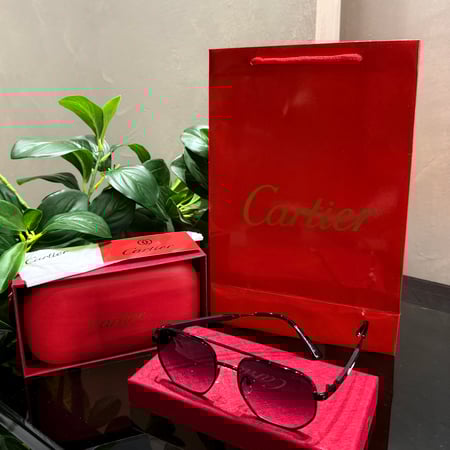 نظارة Cartier مع الملحقات