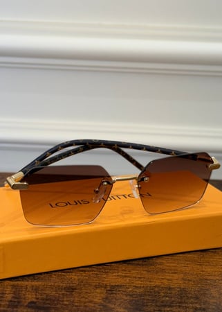 نظارات مع الملحقات