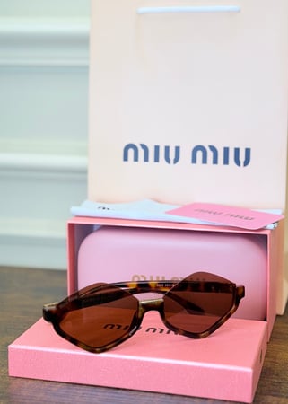 نظارة Miu Miu مع الملحقات
