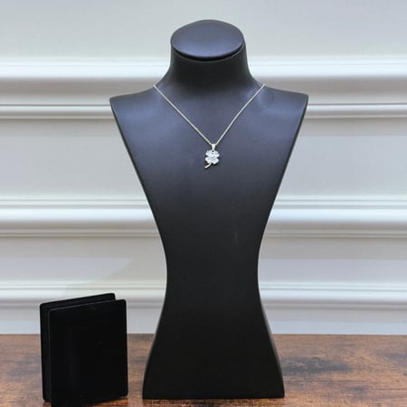 قلادة إيلا روز  دقة ألماس