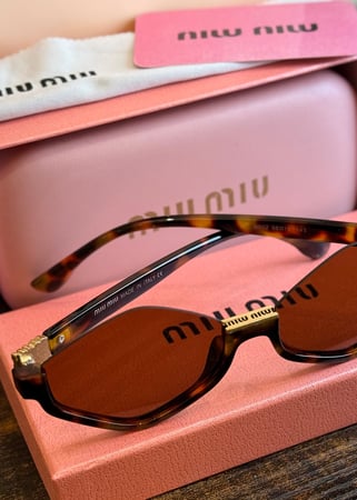نظارة Miu Miu مع الملحقات