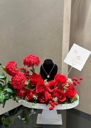 ستاند فخم & قلادة فان كليف