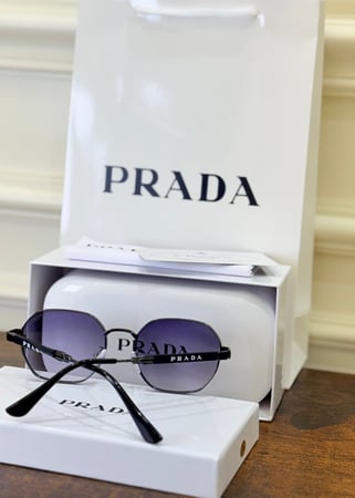 نظارة PRADA مع الملحقات