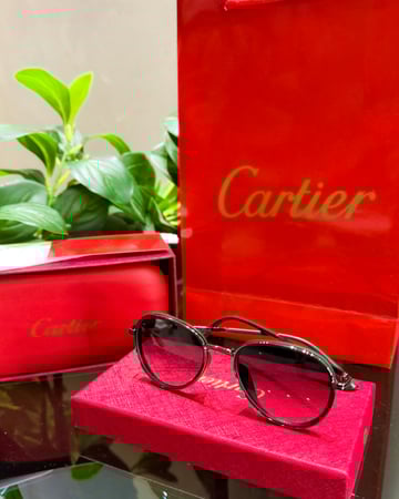 نظارة مع الملحقات