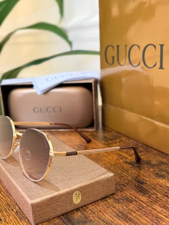 نظارة Gucci مع الملحقات