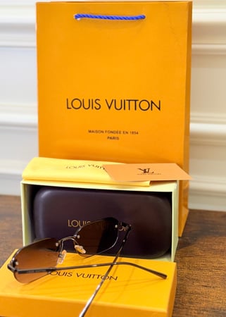 نظارة LV مع الملحقات