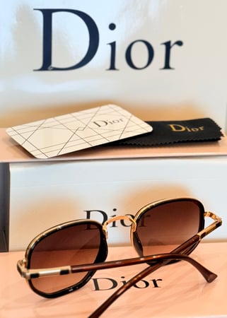 نظارة Dior مع الملحقات