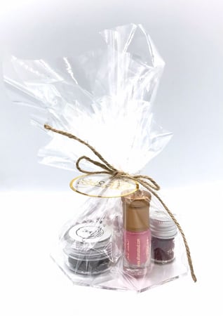 ( توزيعات ) هدايا تتكون من زعفران سوبر نقيل جوده عاليه + عود كلمنتان محسن فاخر + ربع توله مسك منوع رابط الجمله اسفل