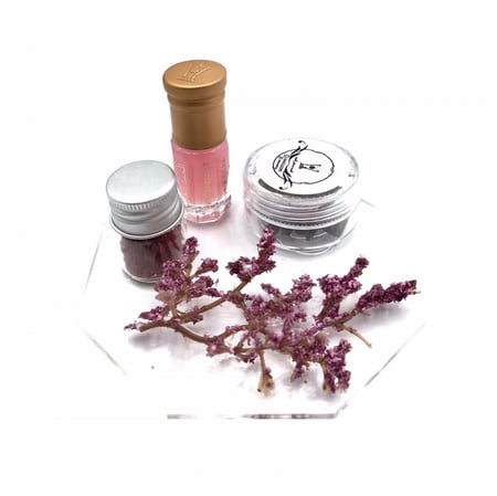 ( توزيعات ) هدايا تتكون من زعفران سوبر نقيل جوده عاليه + عود كلمنتان محسن فاخر + ربع توله مسك منوع رابط الجمله اسفل