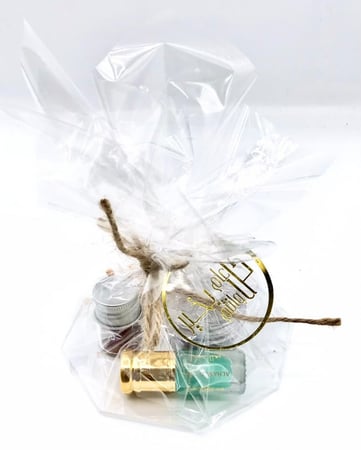 ( توزيعات ) هدايا تتكون من زعفران سوبر نقيل جوده عاليه + عود كلمنتان محسن فاخر + ربع توله مسك منوع رابط الجمله اسفل