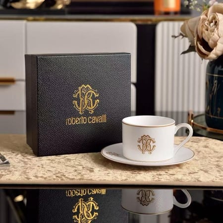 كوب روبرتو كافالي بشعار الماركه مع صحن