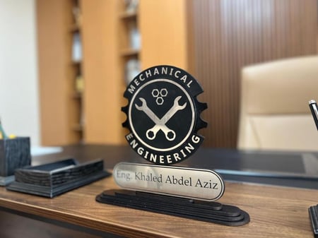 درع مكتب هندسي مخصص - تصميم "الترس" من الأكريليك الفاخر والحفر الليزر