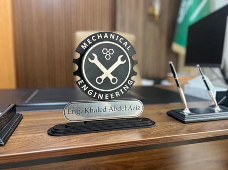 درع مكتب هندسي مخصص - تصميم "الترس" من الأكريليك الفاخر والحفر الليزر