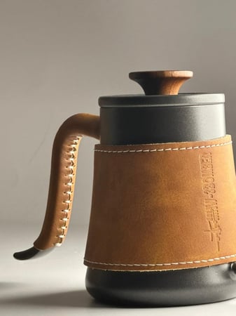 ابريق تقطير القهوة مطعم بالجلد
